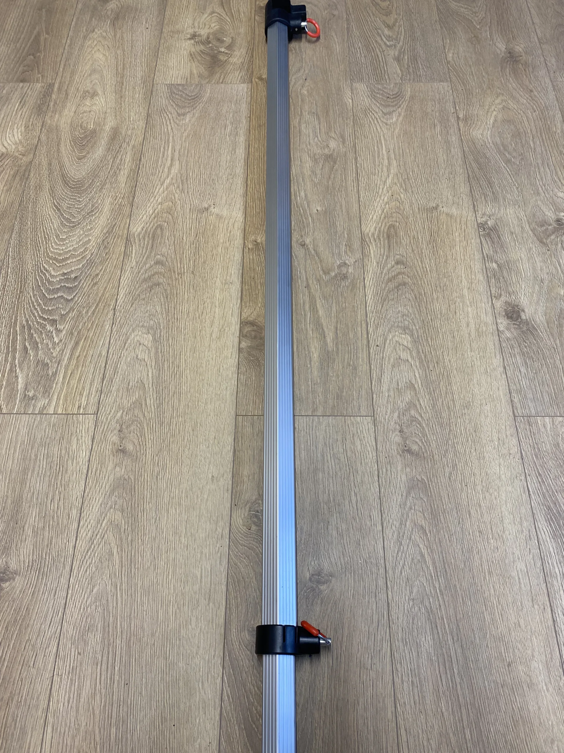 Complete corner leg for commercial frame
