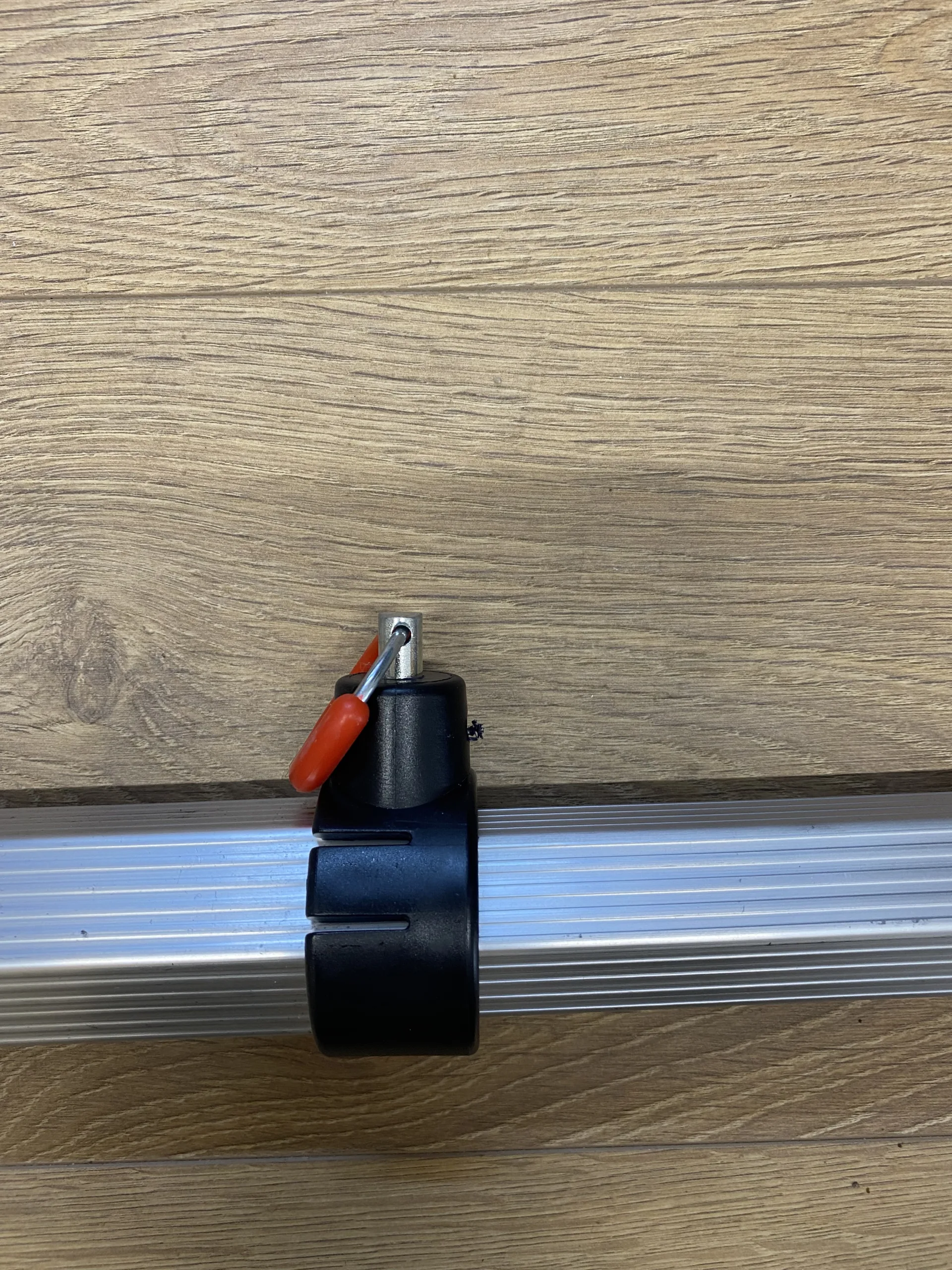 Complete corner leg for commercial frame