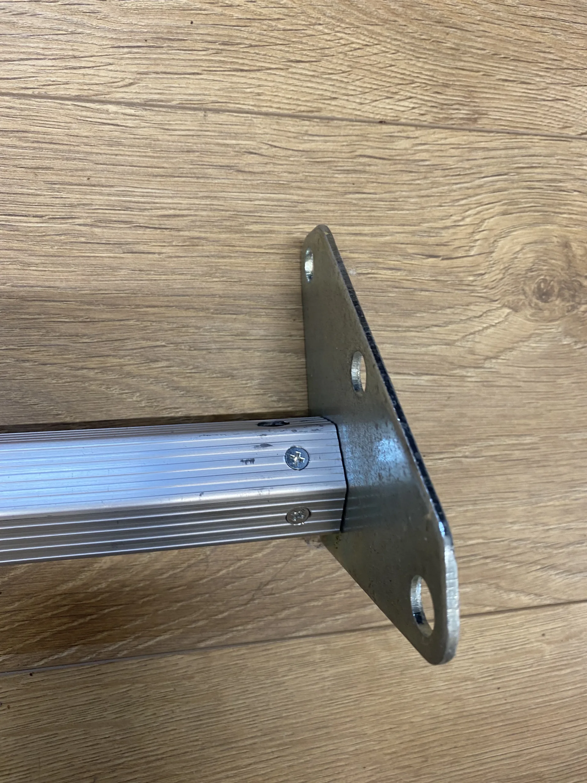 Complete corner leg for commercial frame
