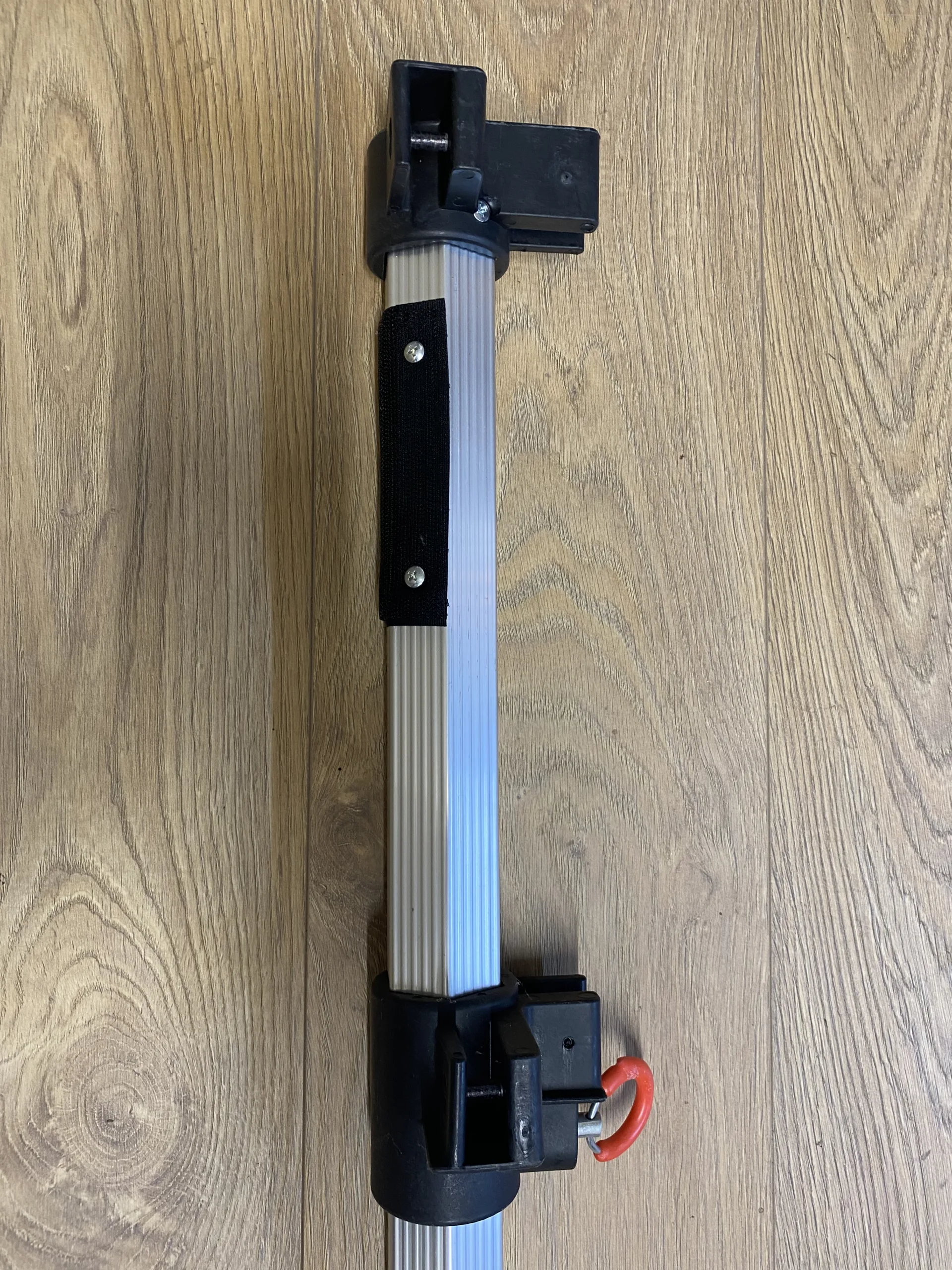 Complete corner leg for commercial frame