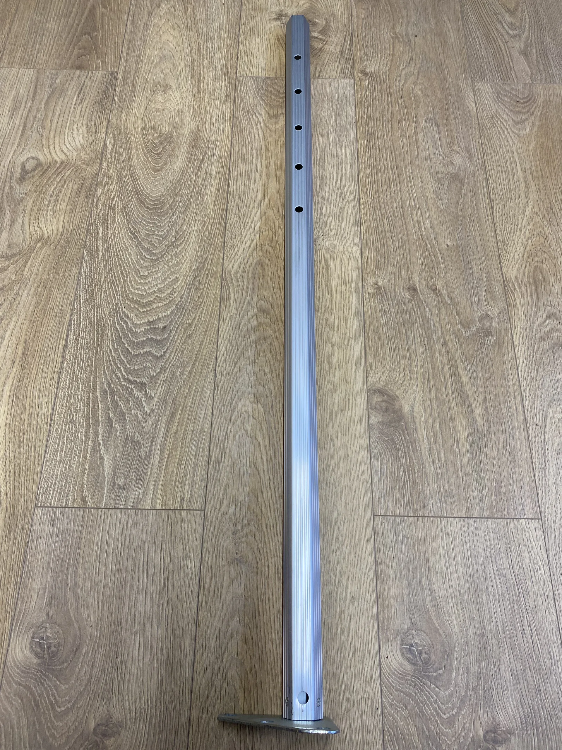 Bottom part of corner leg for commercial frame