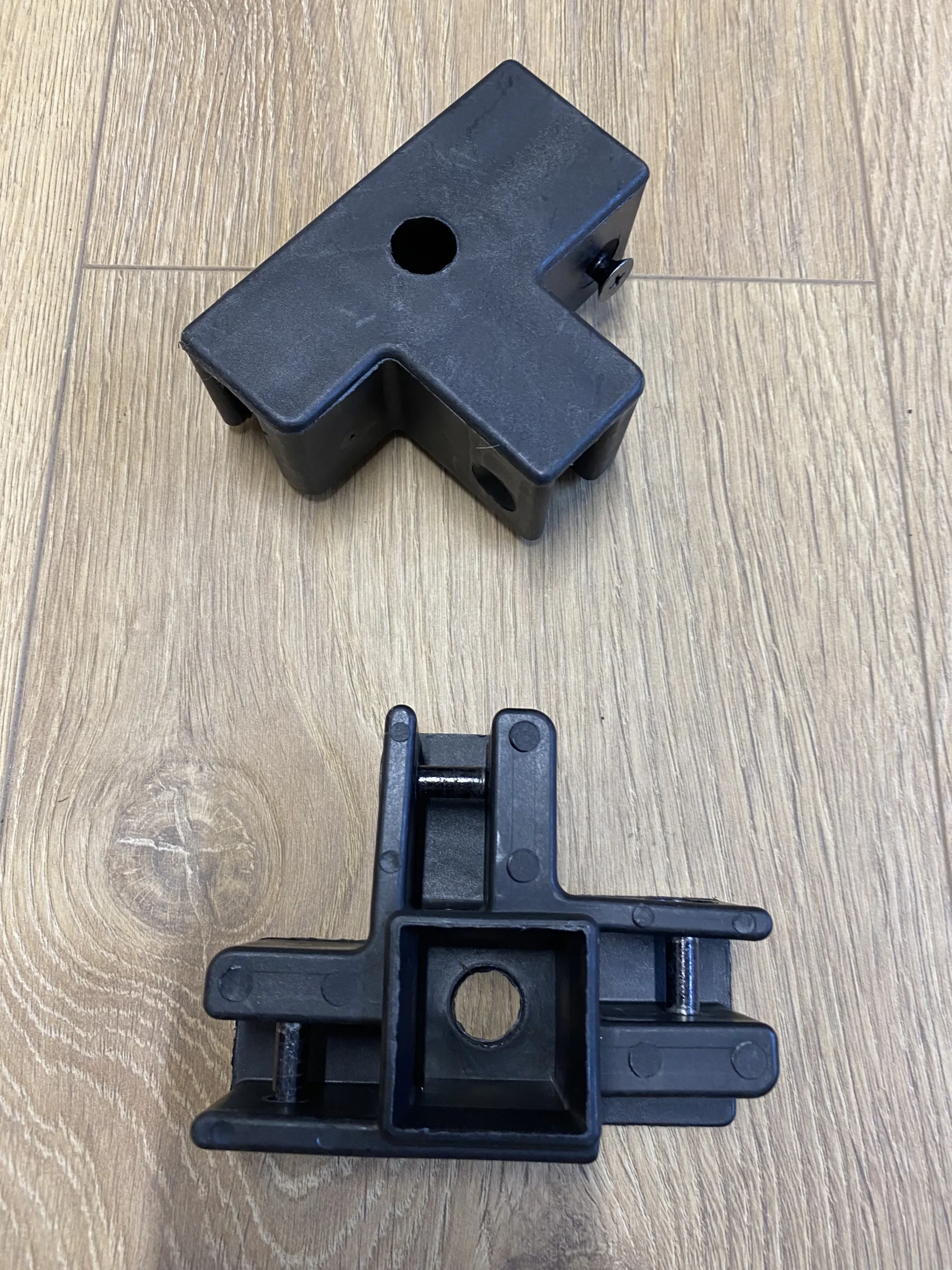 Concertina bar T joint for commercial frame